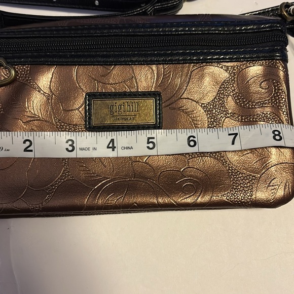 GiGi HILL BRONZE COLORED CROSSBODY OR WRISTLET
HAS BOTH STRAPS
VEGAN LEATHER - Picture 6 of 8